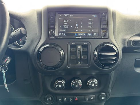 Used 2015 Jeep Wrangler Unlimited Sahara w/ Dual Top Group AWD/4WD image 20