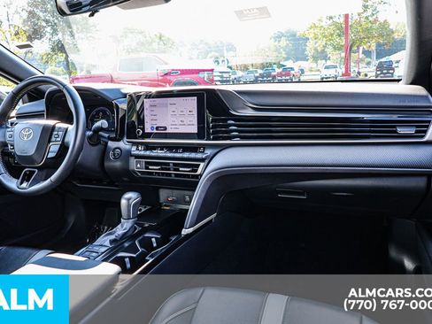 Used 2025 Toyota Camry SE image 30
