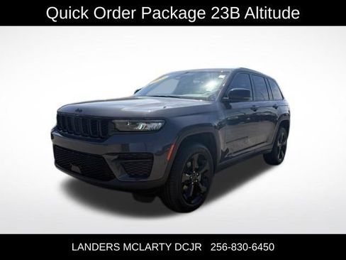 Used 2023 Jeep Grand Cherokee Altitude RWD image 4