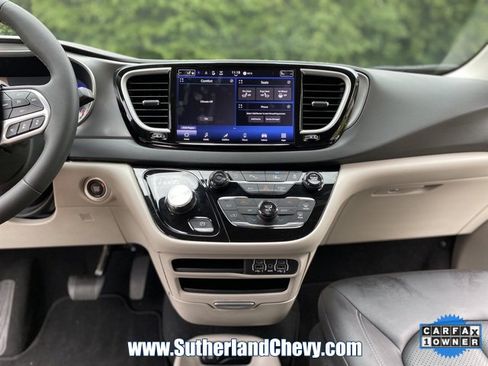 Used 2024 Chrysler Pacifica Touring-L image 23