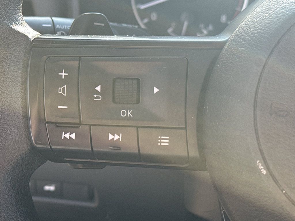 Used 2024 Nissan Rogue SV AWD/4WD image 17