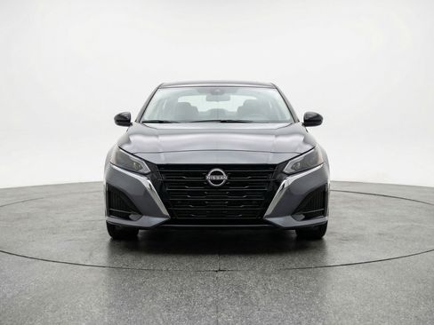 Used 2025 Nissan Altima 2.5 SV FWD image 2