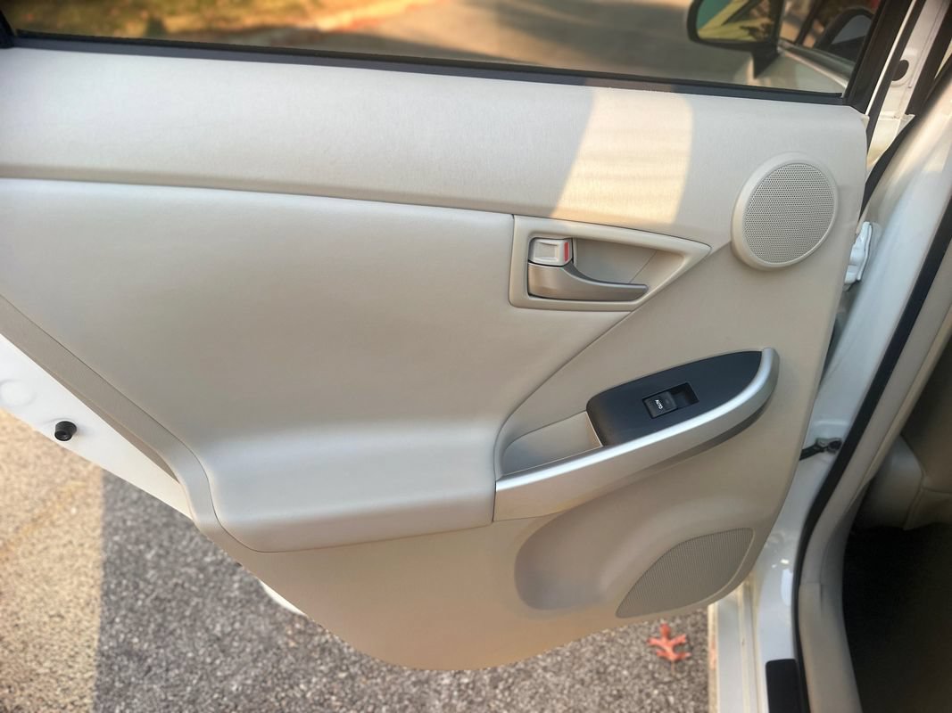 Used 2014 Toyota Prius Five FWD image 24