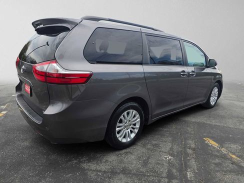 Used 2017 Toyota Sienna XLE w/ XLE Navigation Package FWD image 3