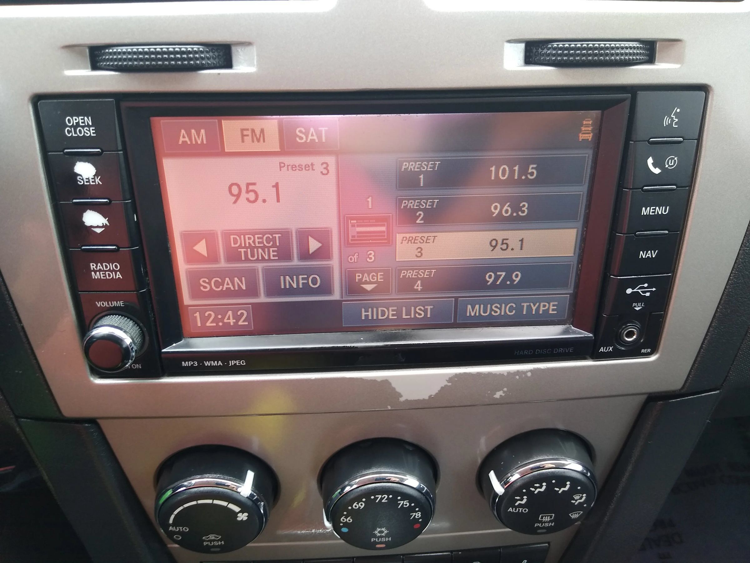 Used 2010 Dodge Avenger R/T w/ Navigation & Sound Group I FWD image 15