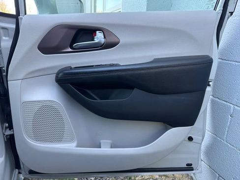 Used 2019 Chrysler Pacifica Touring-L Plus w/ Advanced Safetytec Group FWD image 24
