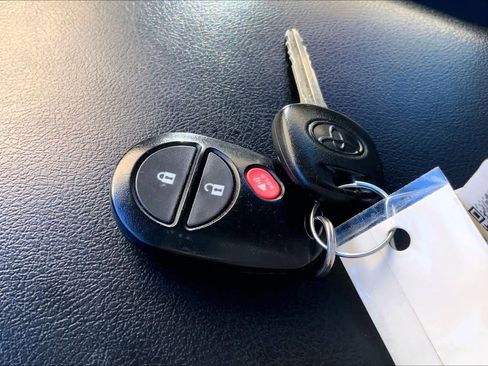 Used 2013 Toyota Tundra 4x4 CrewMax image 14