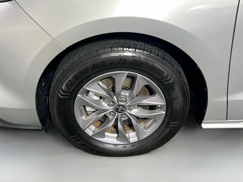 Used 2024 Toyota Sienna XLE FWD image 13