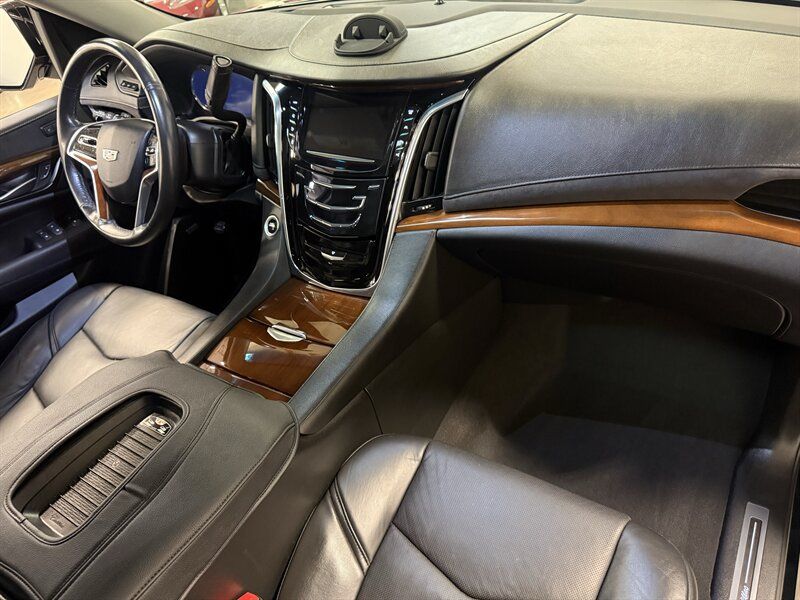 Used 2018 Cadillac Escalade Luxury AWD/4WD image 12