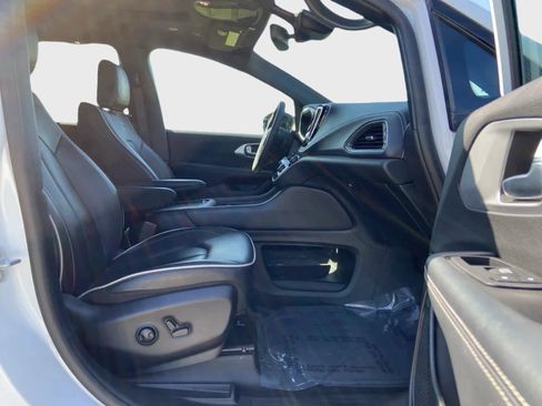 Used 2025 Chrysler Pacifica Limited FWD image 19