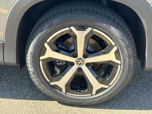 New 2025 Volkswagen Tiguan SE image 8