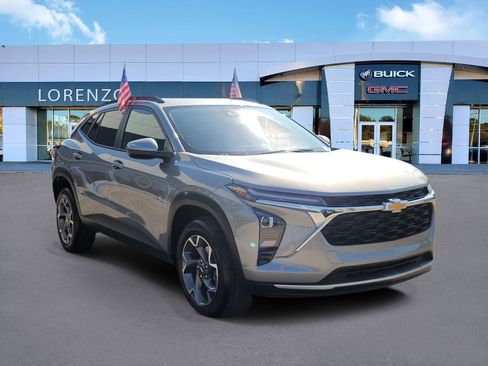 Used 2025 Chevrolet Trax LT w/ Driver Confidence Package image 3