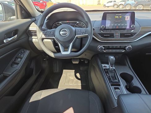 Used 2025 Nissan Altima 2.5 SV AWD/4WD image 18