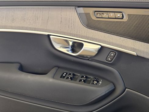 Used 2025 Volvo XC90 B6 Ultra w/ Protection Package Premier image 32