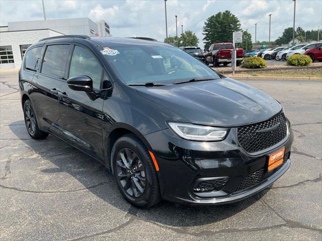 Certified 2024 Chrysler Pacifica Touring-L w/ Uconnect Theater Family Group AWD/4WD image 1
