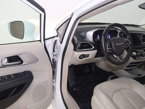 Used 2018 Chrysler Pacifica Touring-L FWD image 45