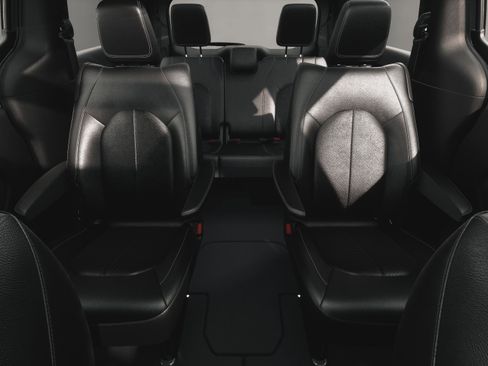 New 2027 Chrysler Pacifica Select AWD/4WD image 3