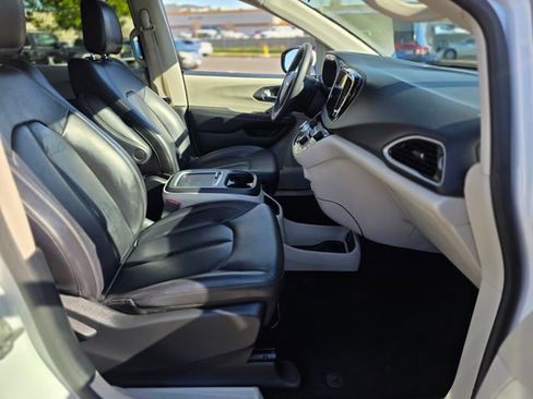 Used 2023 Chrysler Pacifica Touring-L image 10
