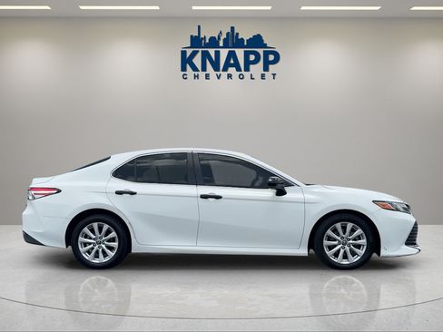 Used 2018 Toyota Camry LE FWD image 4