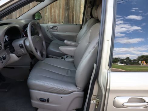 Used 2002 Chrysler Town & Country EX FWD image 19