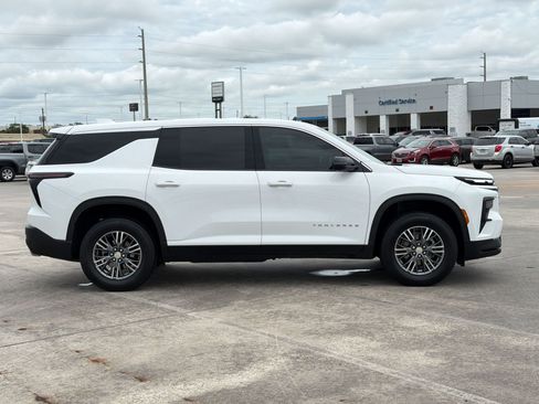Used 2024 Chevrolet Traverse LS FWD image 8