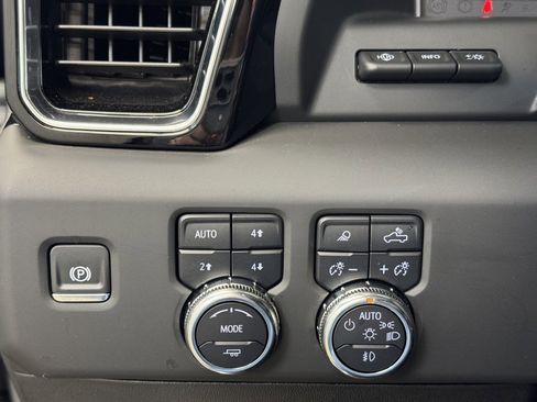 Used 2025 GMC Sierra 3500 Denali w/ Denali Reserve Package image 30