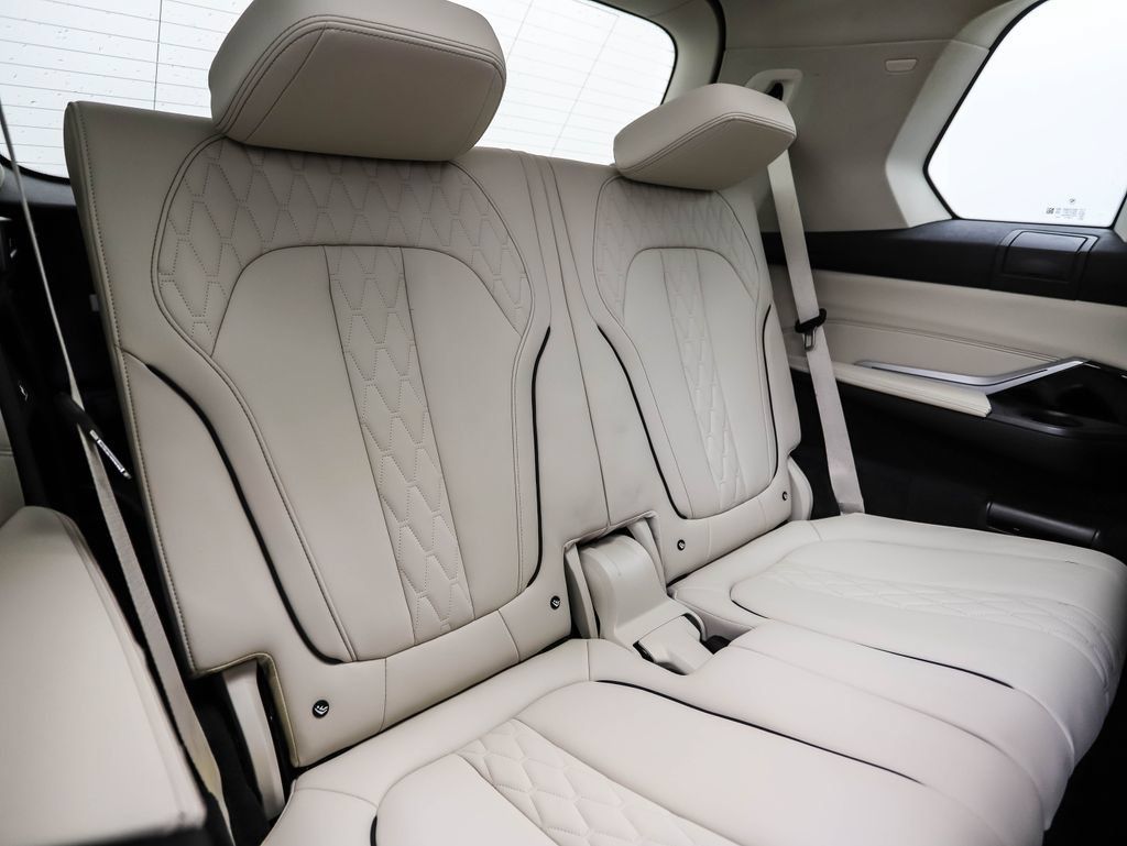 Used 2022 BMW X7 xDrive40i w/ Premium Package AWD/4WD image 35