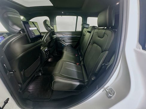 Used 2023 Jeep Grand Cherokee Overland w/ Advanced Protech Group III image 30