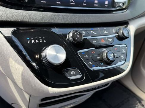 Used 2024 Chrysler Pacifica Touring-L FWD image 16