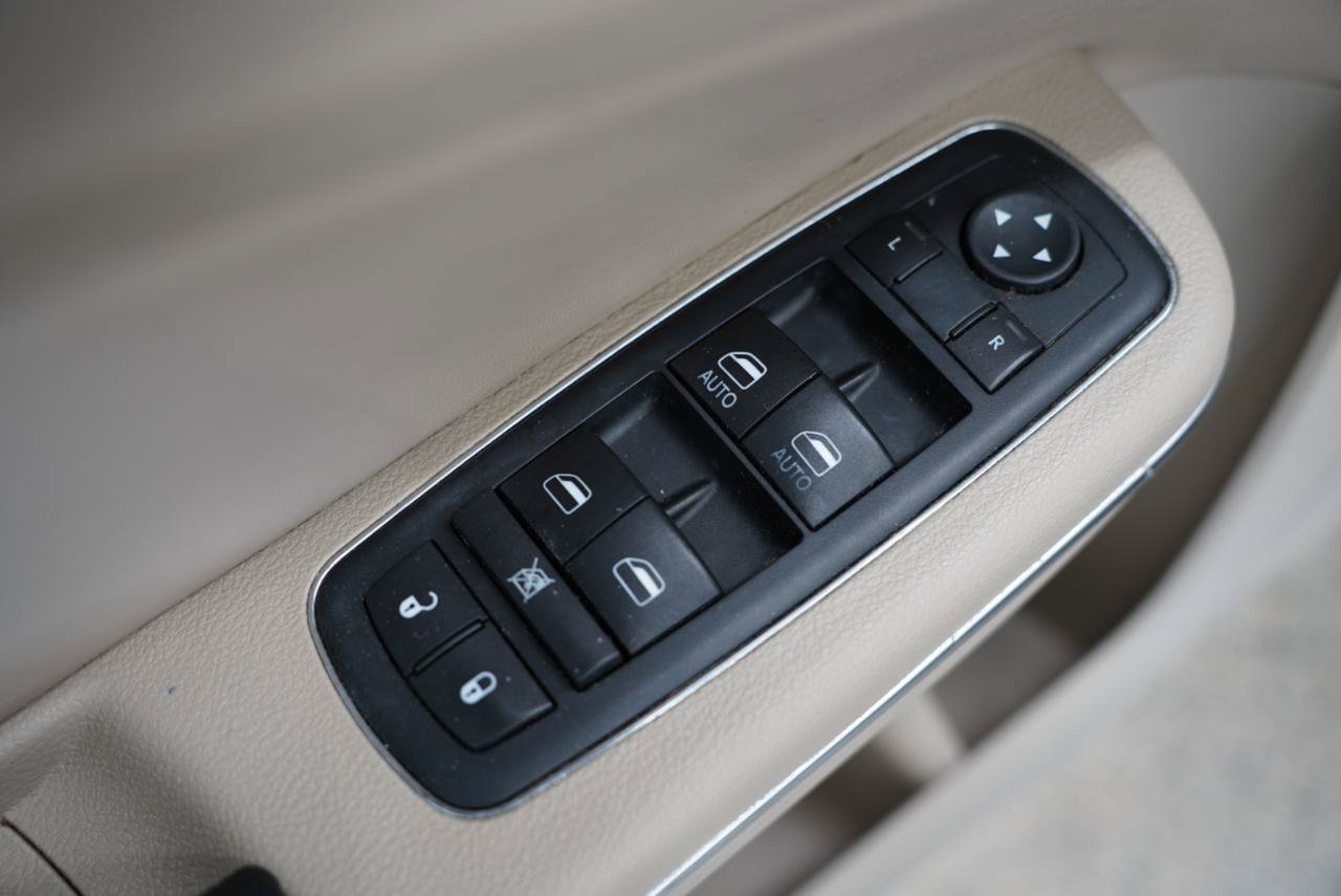 Used 2011 Chrysler 300 Limited RWD image 25