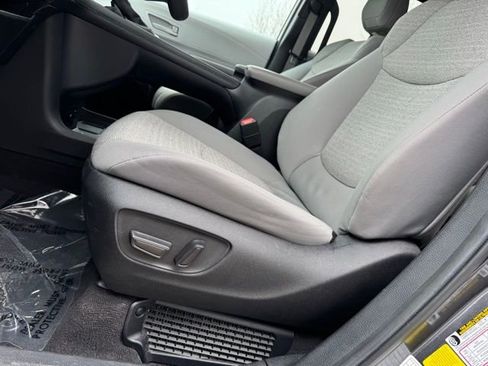 Certified 2025 Toyota Sienna LE image 8