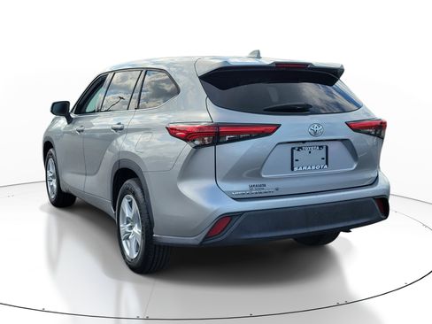 Used 2021 Toyota Highlander L FWD image 4