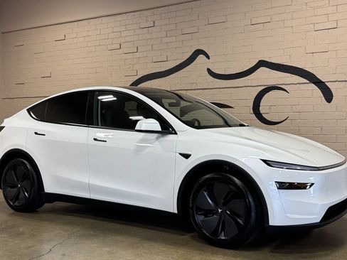 Used 2026 Tesla Model Y 2WD image 2