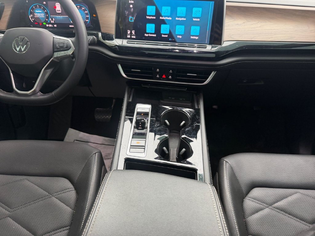 Used 2024 Volkswagen Atlas SE w/ Panoramic Sunroof Package FWD image 11
