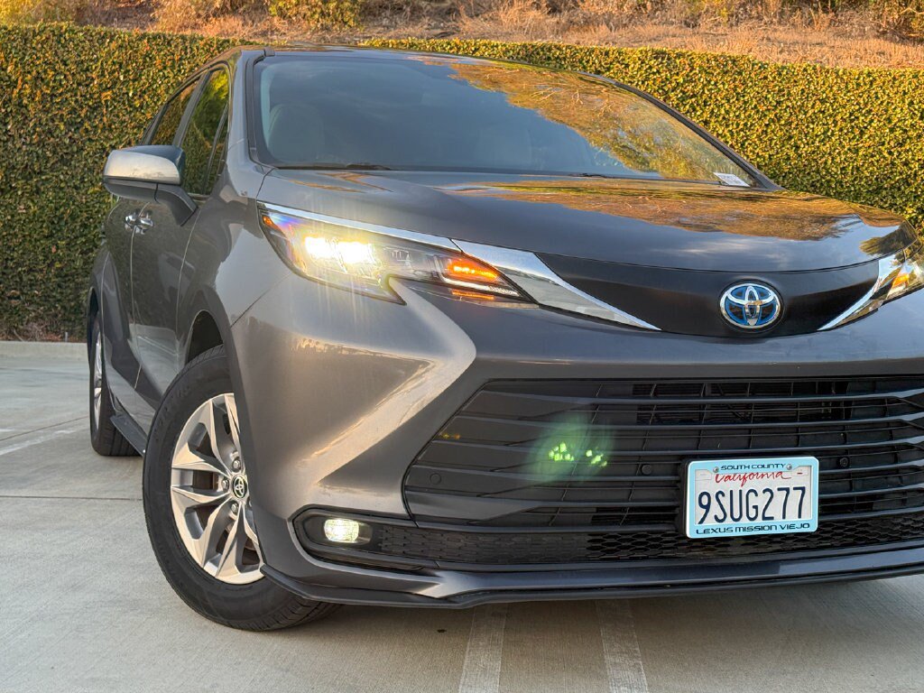 Used 2025 Toyota Sienna XLE FWD image 7