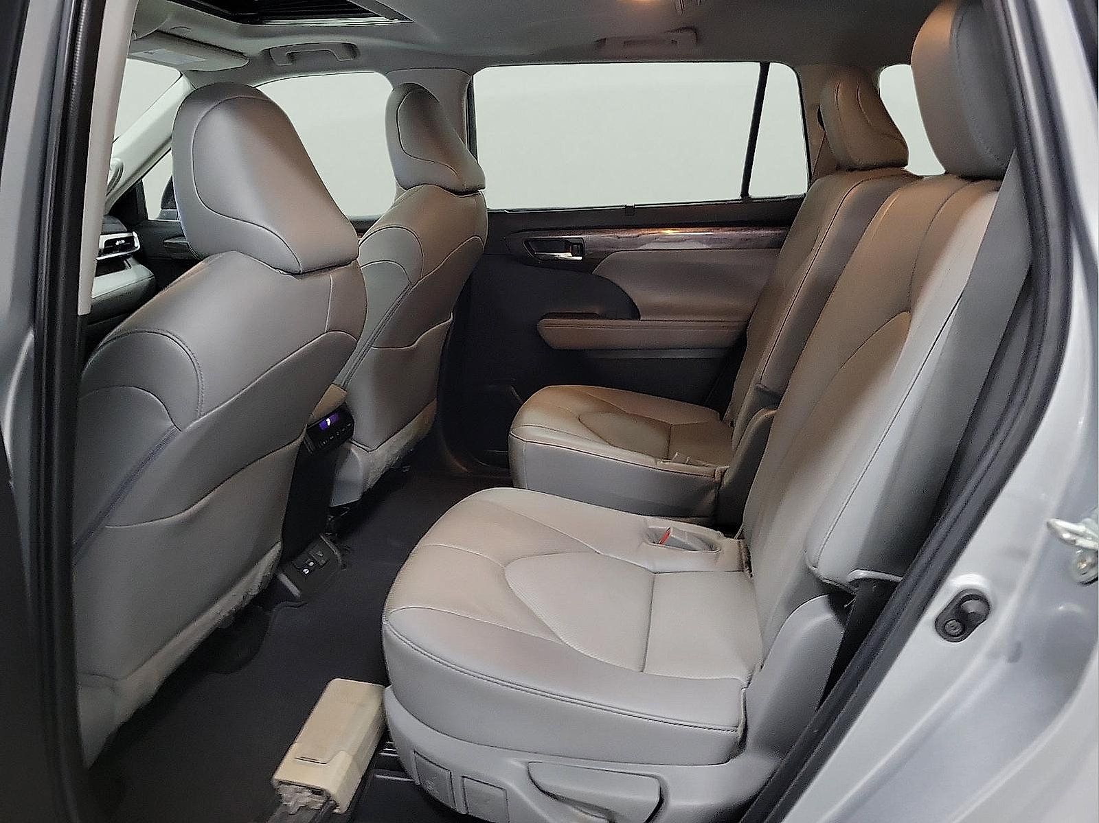 Used 2023 Toyota Highlander Limited FWD image 9