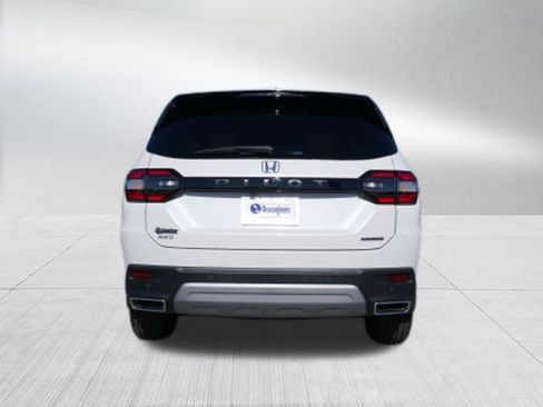 Used 2025 Honda Pilot Touring image 4