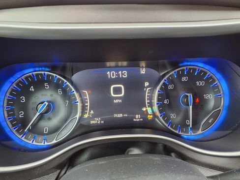 Used 2023 Chrysler Pacifica Touring-L image 21