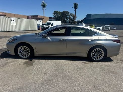 Used 2019 Lexus ES 300h w/ Accessory Package 2 FWD image 11