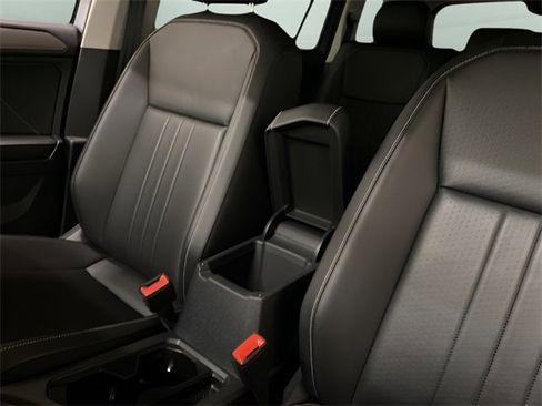 Used 2022 Volkswagen Tiguan SE image 55