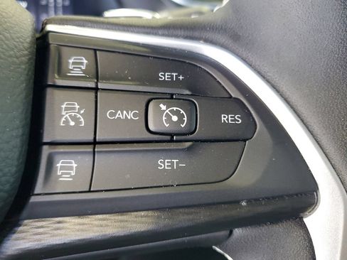 Used 2024 Jeep Grand Cherokee Laredo AWD/4WD image 24