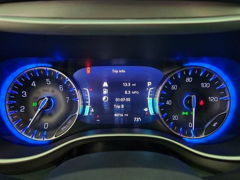 Used 2022 Chrysler Pacifica Touring-L FWD image 12