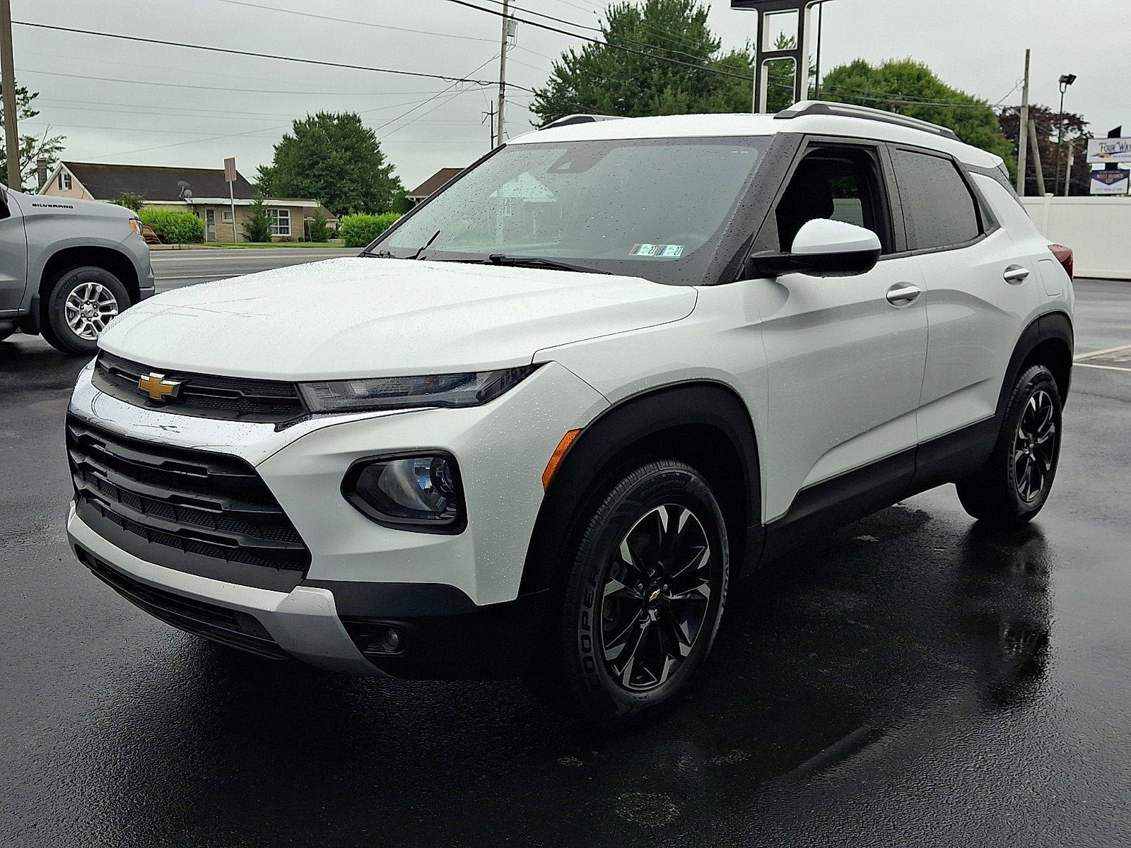 Used 2023 Chevrolet TrailBlazer LT w/ Convenience Package AWD/4WD image 3