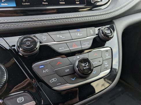 New 2026 Chrysler Pacifica Select image 25