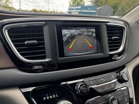 Used 2018 Chrysler Pacifica Touring Plus FWD image 19