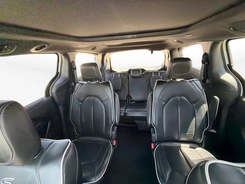 Used 2025 Chrysler Pacifica Limited FWD image 26