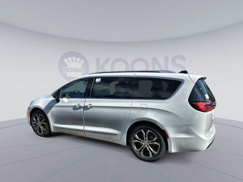 New 2026 Chrysler Pacifica Pinnacle image 4