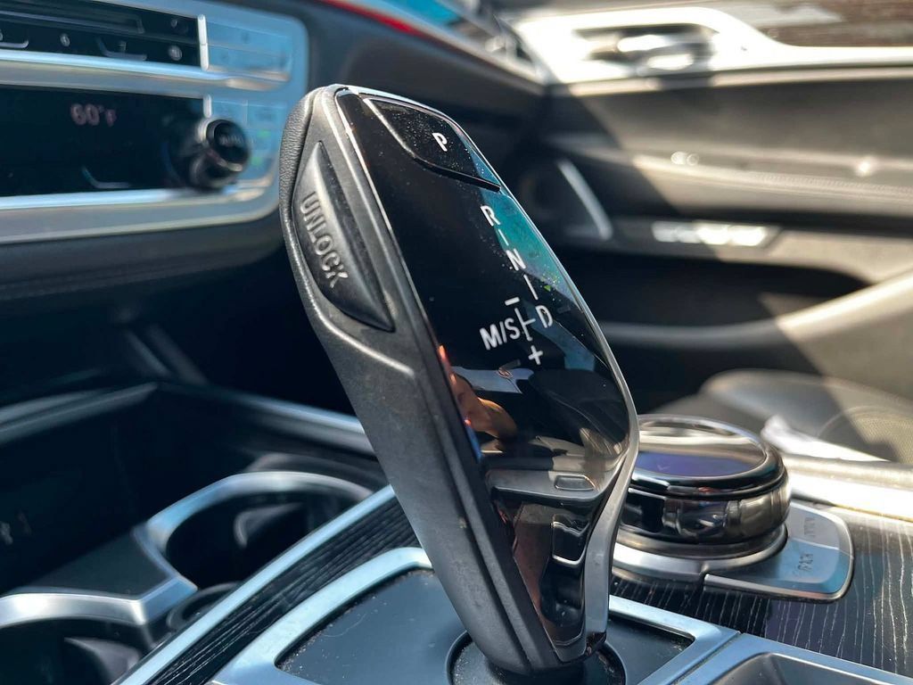 Used 2018 BMW 750i xDrive AWD/4WD image 9