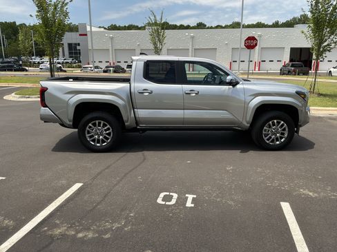 Used 2024 Toyota Tacoma Limited w/ Limited Package (LT) AWD/4WD image 11
