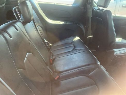 Used 2025 Chrysler Pacifica Limited image 14